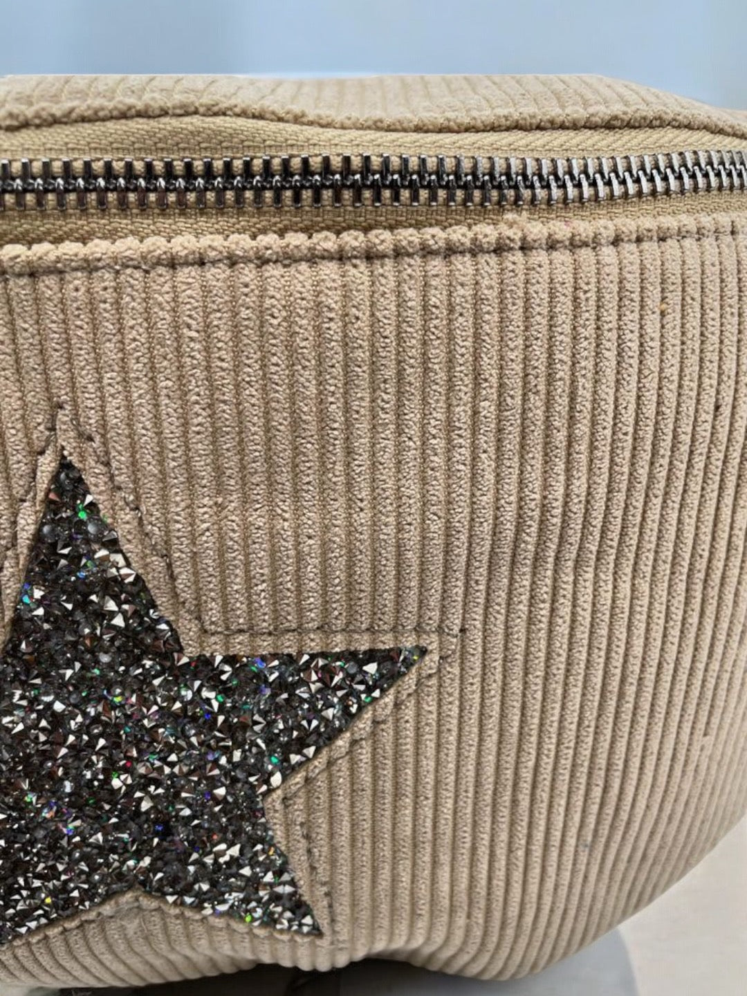 Sac banane taupe en velours côtelé avec étoile en strass