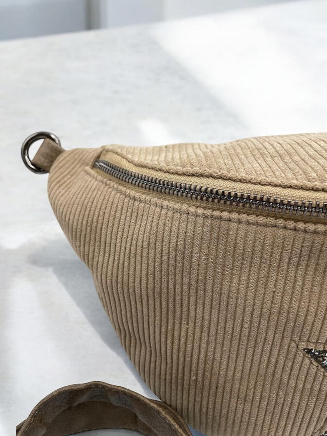 Sac banane taupe en velours côtelé avec étoile en strass