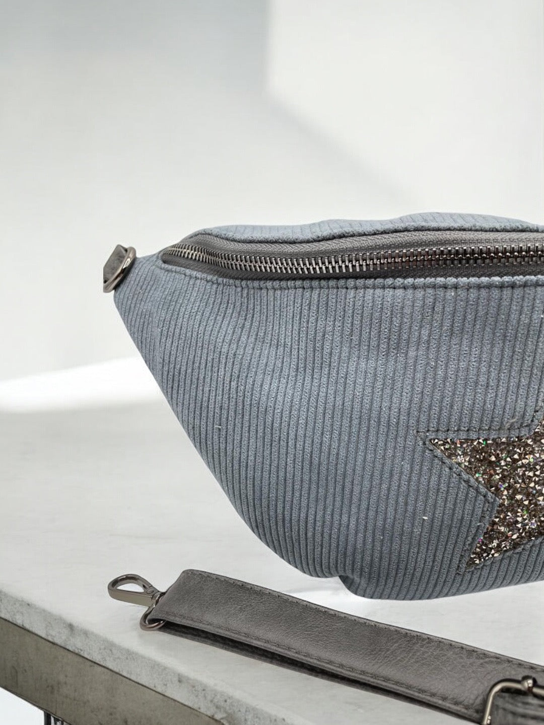 Sac banane bleu gris en velours côtelé avec étoile en strass