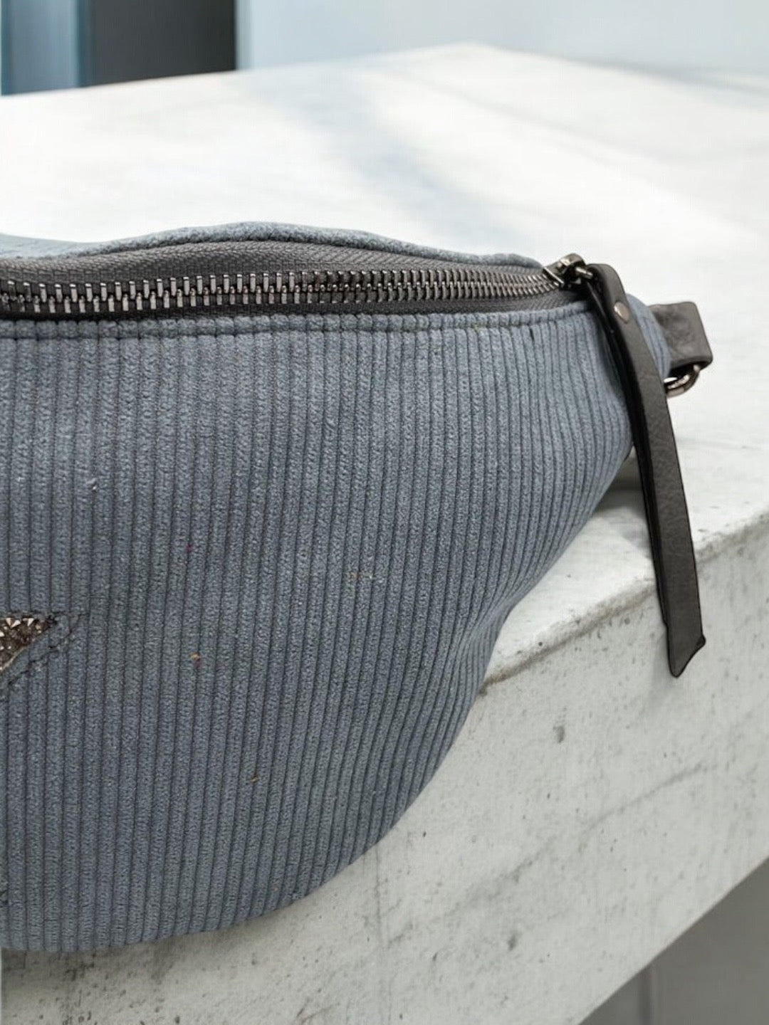 Sac banane bleu gris en velours côtelé avec étoile en strass