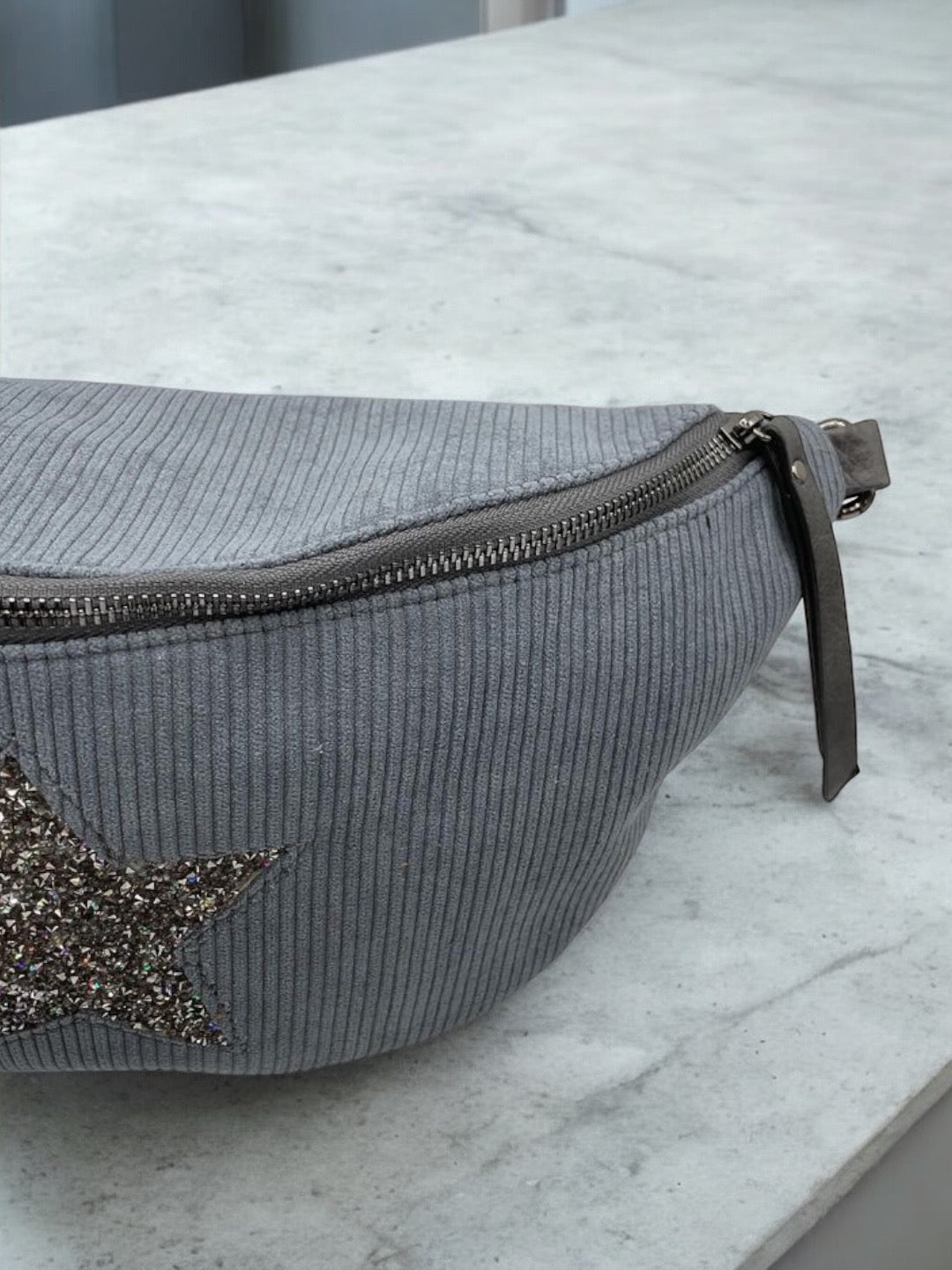 Sac banane bleu gris en velours côtelé avec étoile en strass