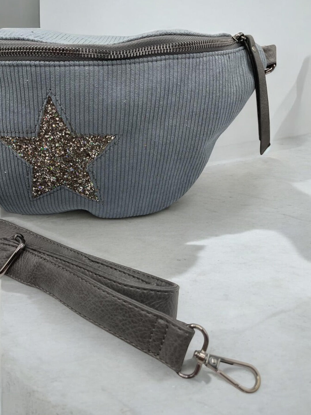 Sac banane bleu gris en velours côtelé avec étoile en strass