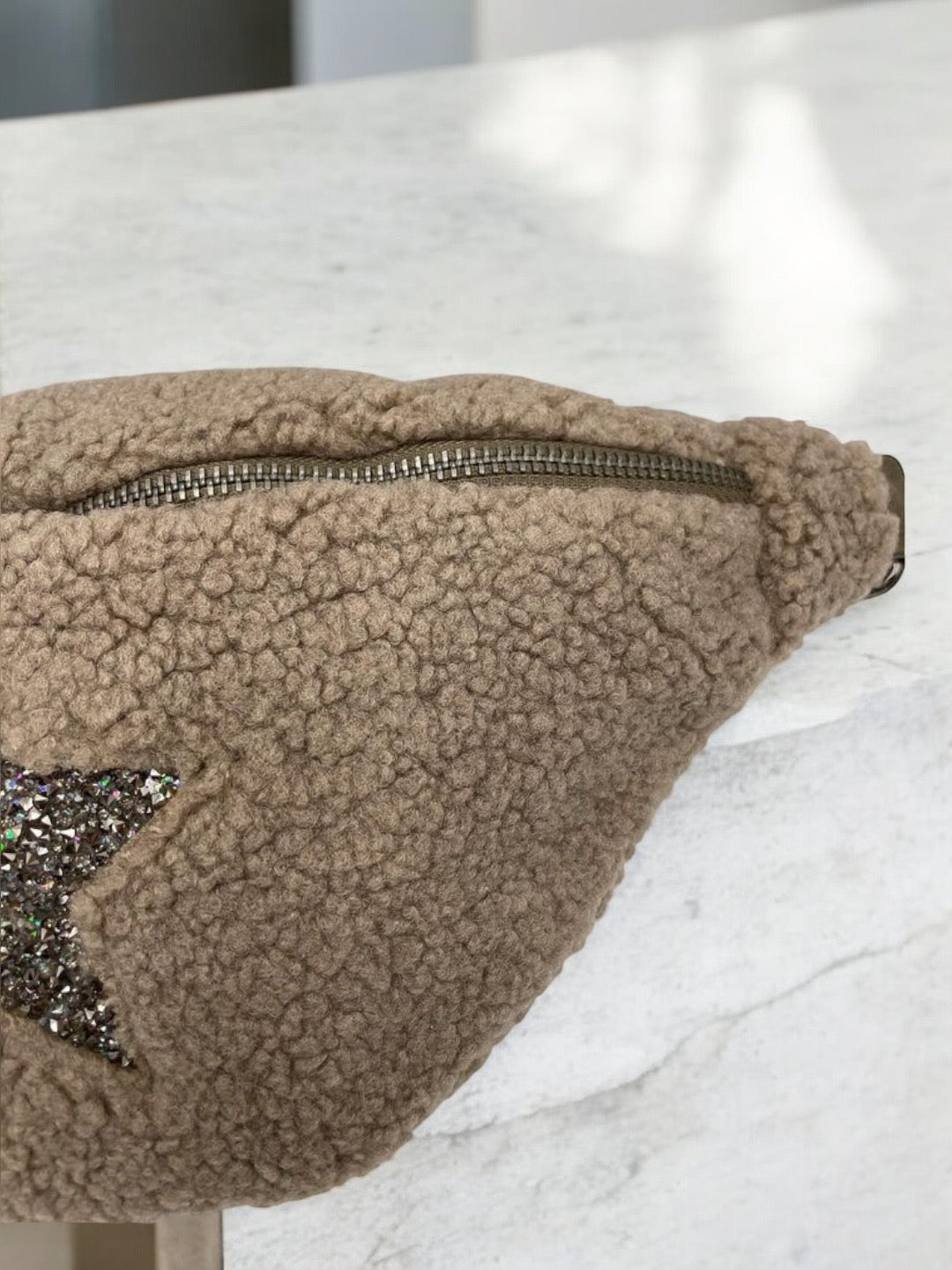 Sac banane peluche moumoute taupe avec étoile en strass