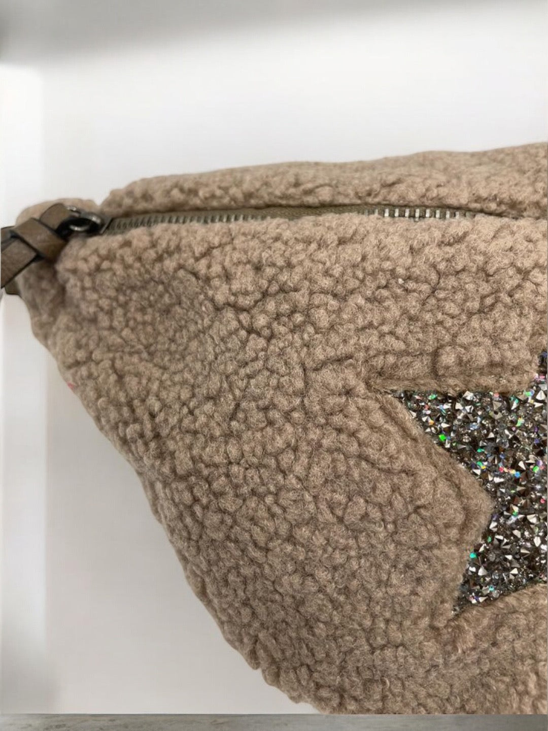 Sac banane peluche moumoute taupe avec étoile en strass