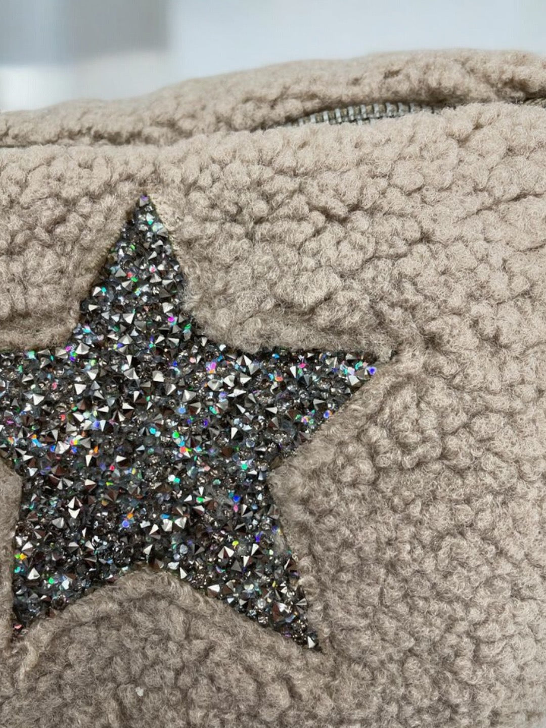 Sac banane peluche moumoute taupe avec étoile en strass