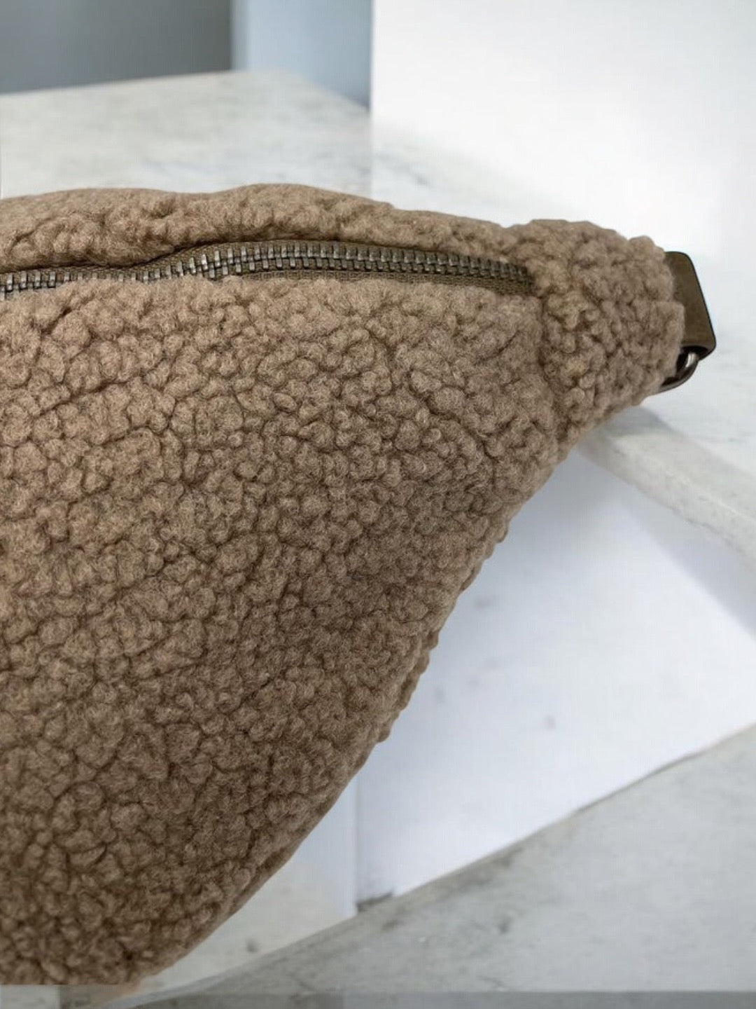 Sac banane peluche moumoute taupe avec étoile en strass