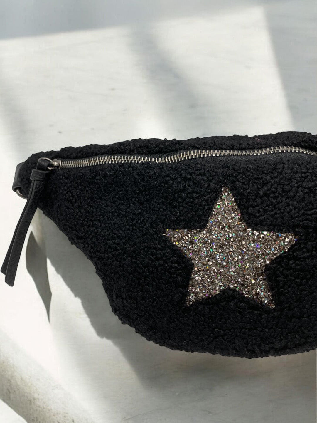 Sac banane peluche moumoute noir avec étoile en strass