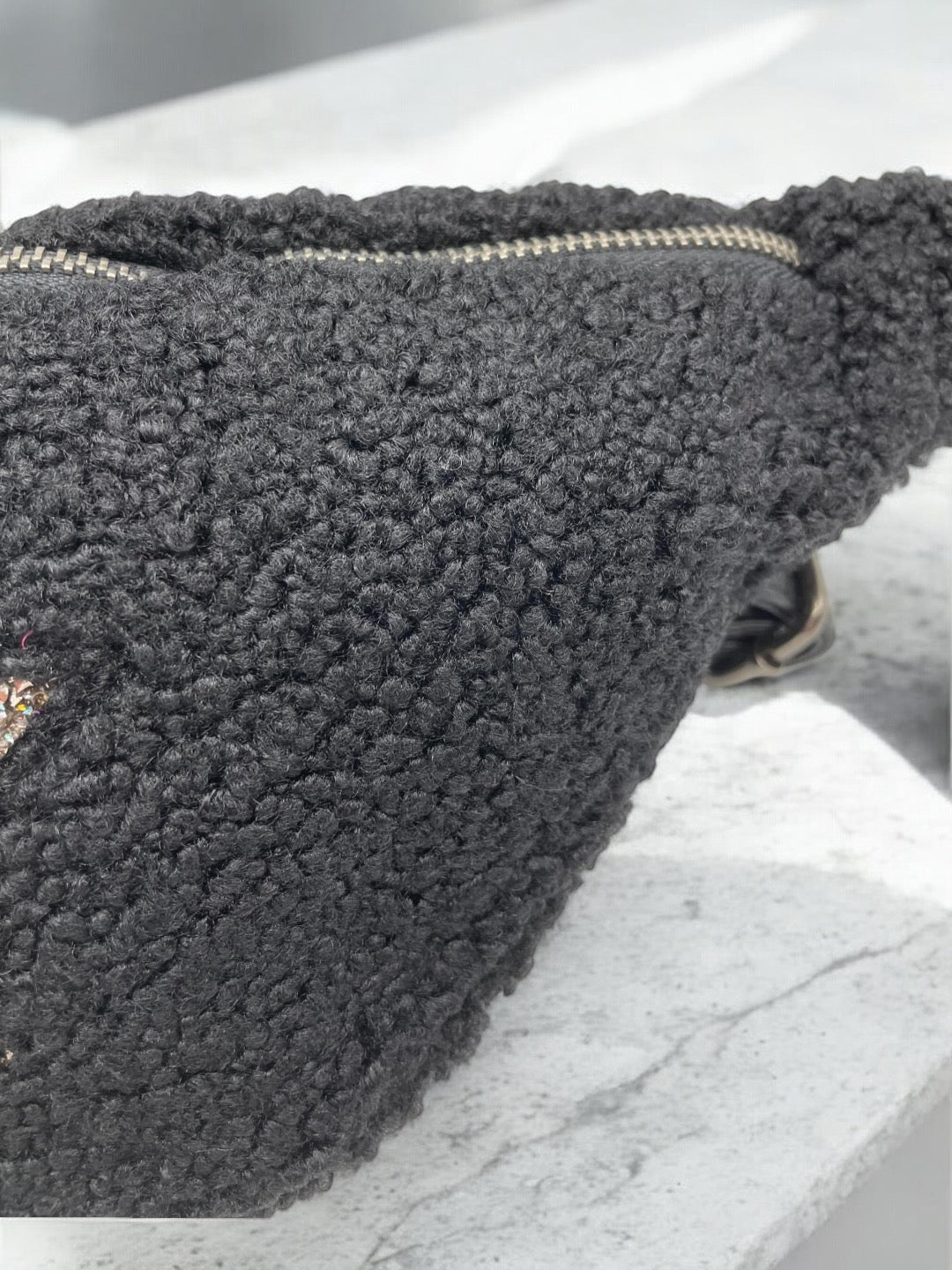 Sac banane peluche moumoute noir avec étoile en strass