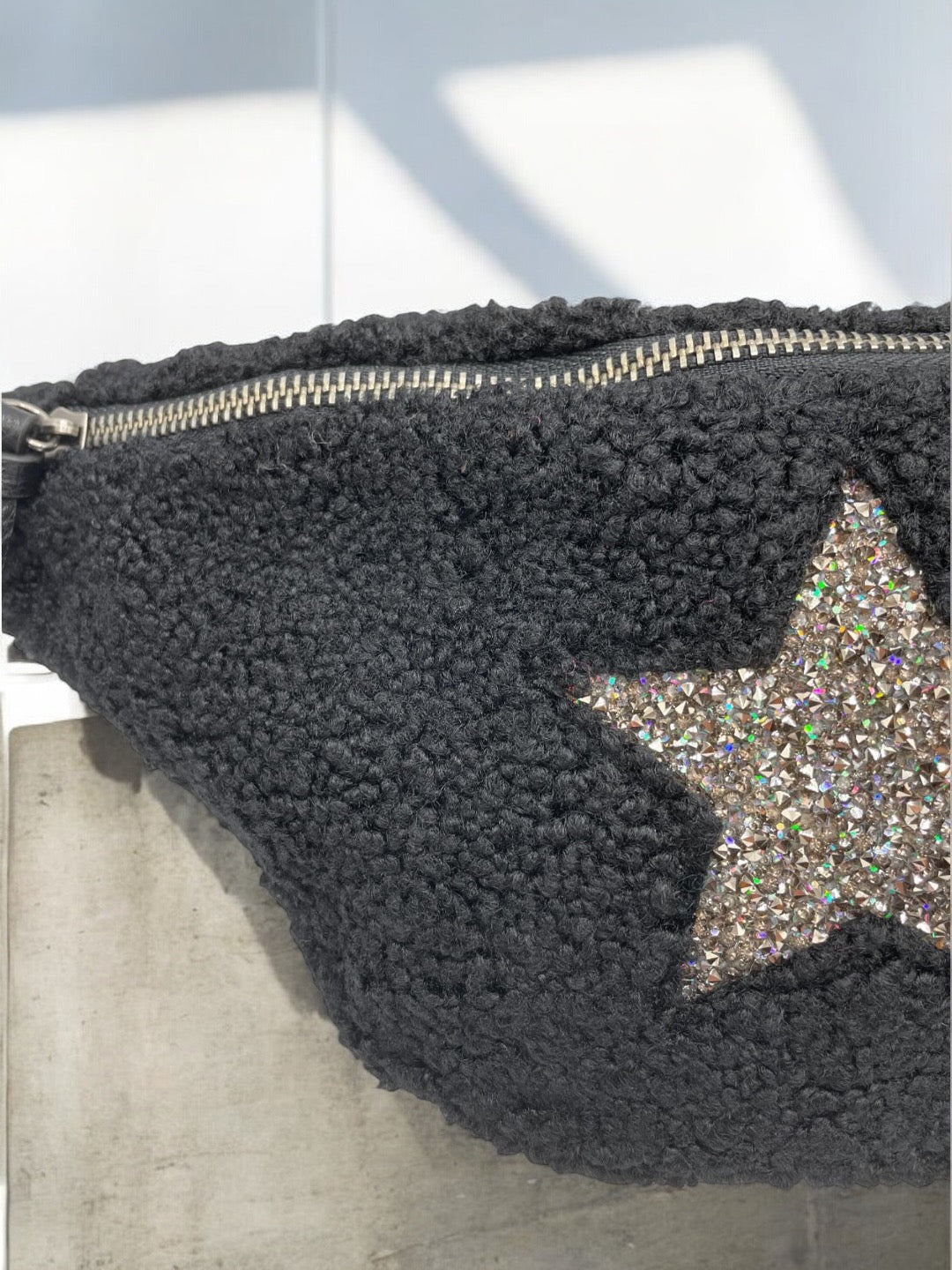 Sac banane peluche moumoute noir avec étoile en strass