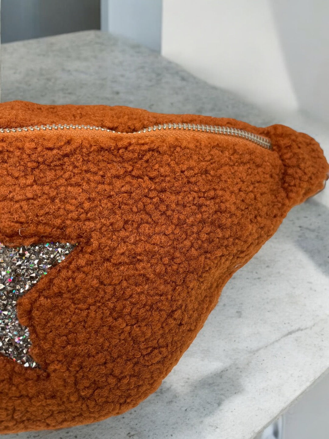 Sac banane peluche moumoute camel avec étoile en strass