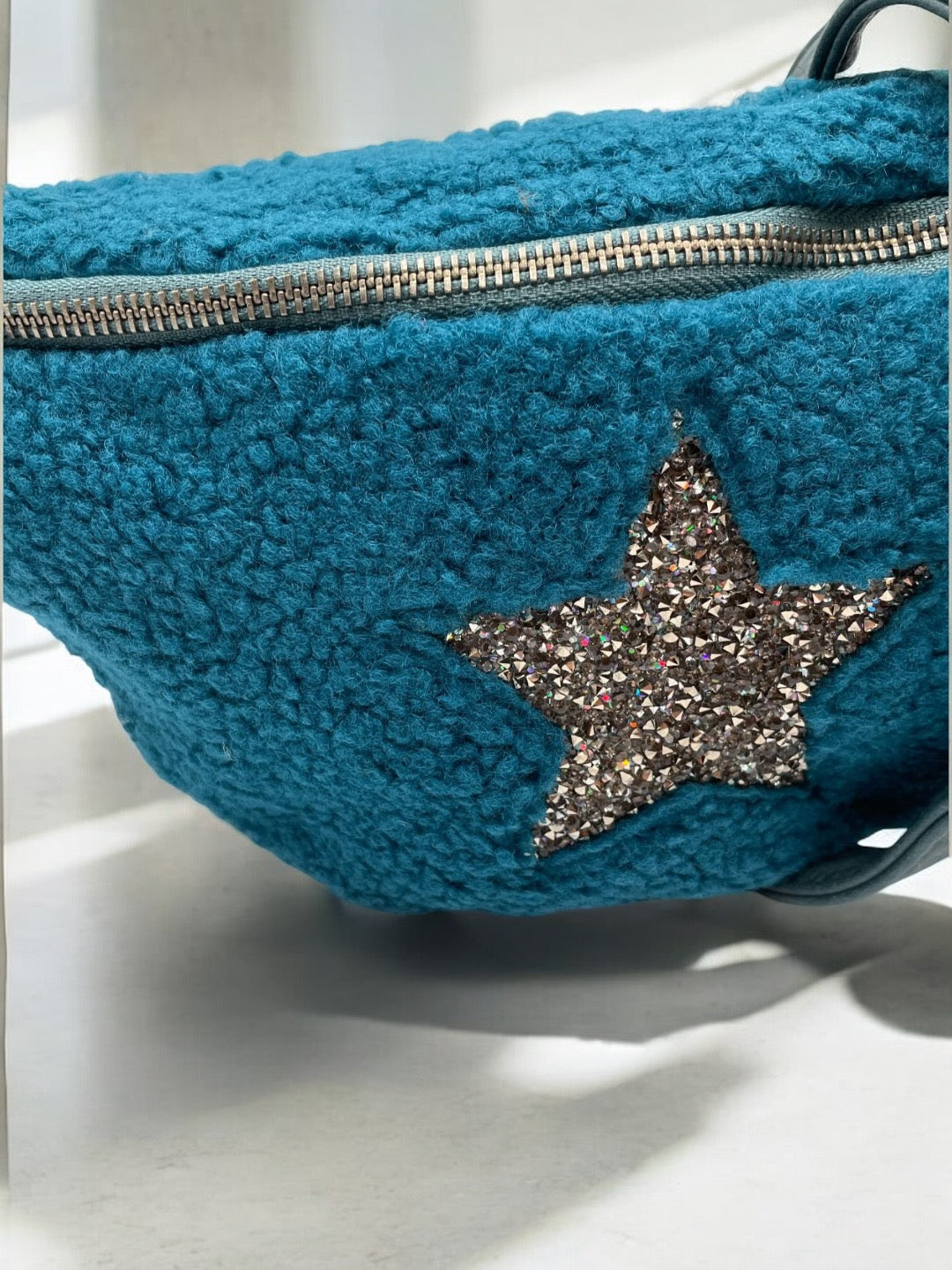 Sac banane peluche moumoute bleu avec étoile en strass