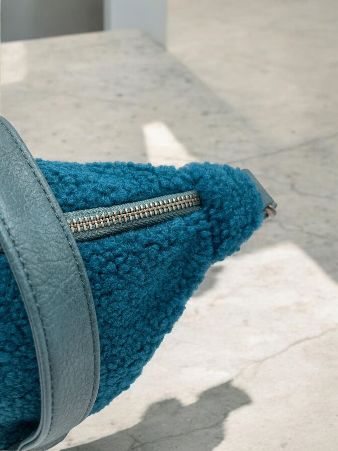 Sac banane peluche moumoute bleu avec étoile en strass