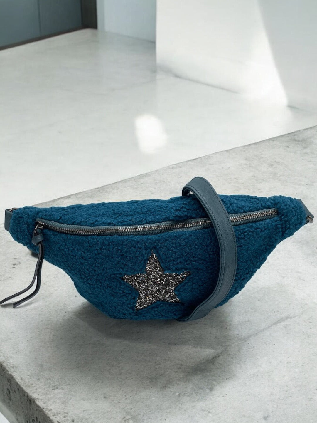 Sac banane peluche moumoute bleu avec étoile en strass