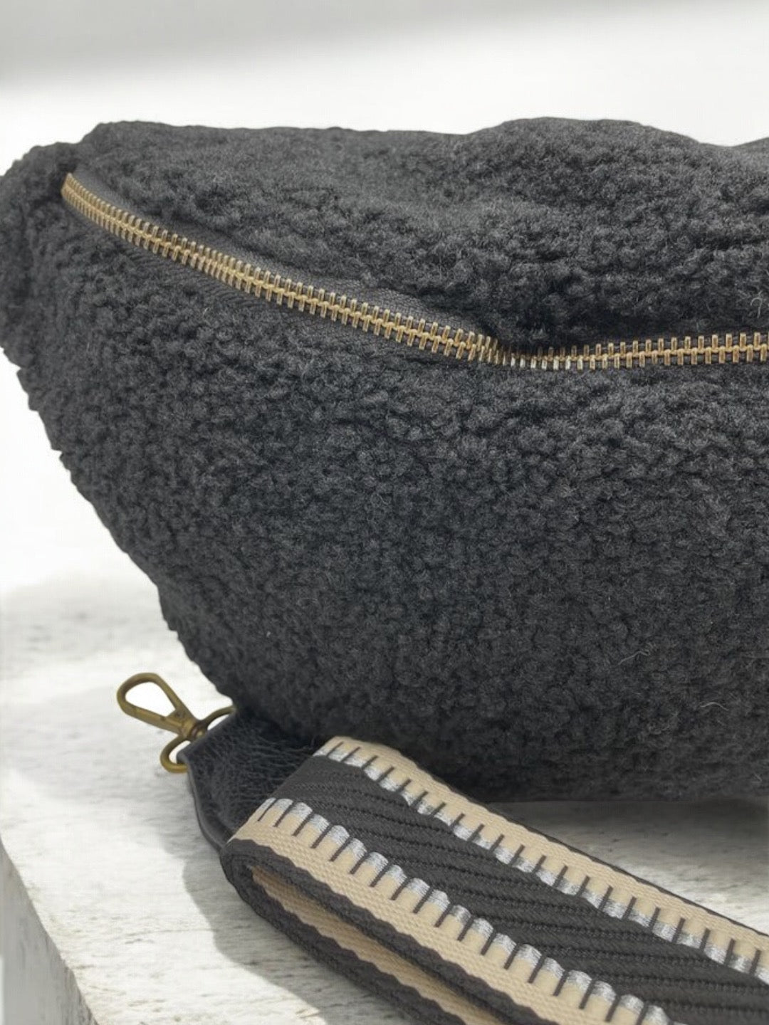 Sac banane XL peluche moumoute noir