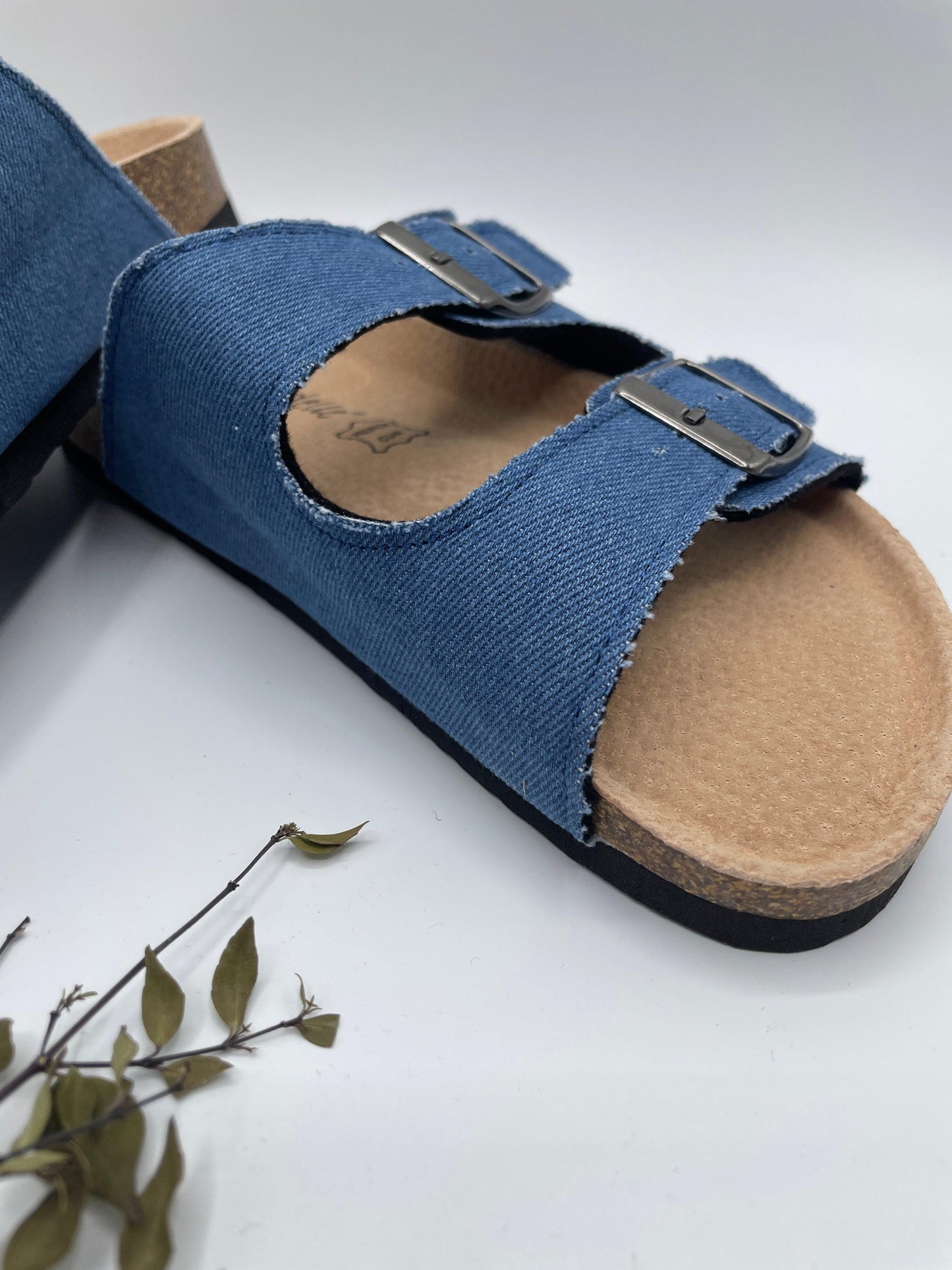 Chaussures sandales intérieur cuir denim de couleur bleue style Birkenstock