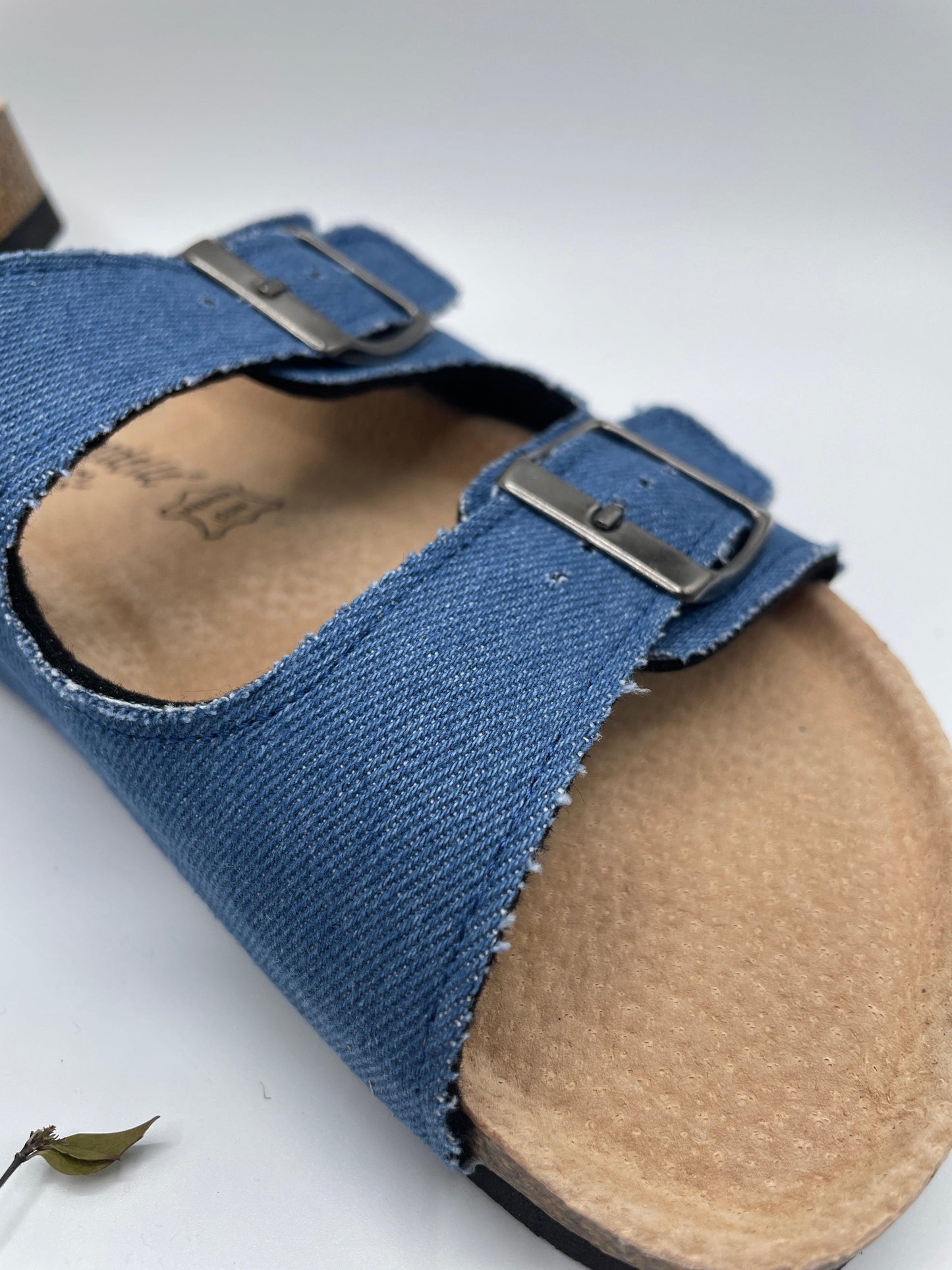 Chaussures sandales intérieur cuir denim de couleur bleue style Birkenstock