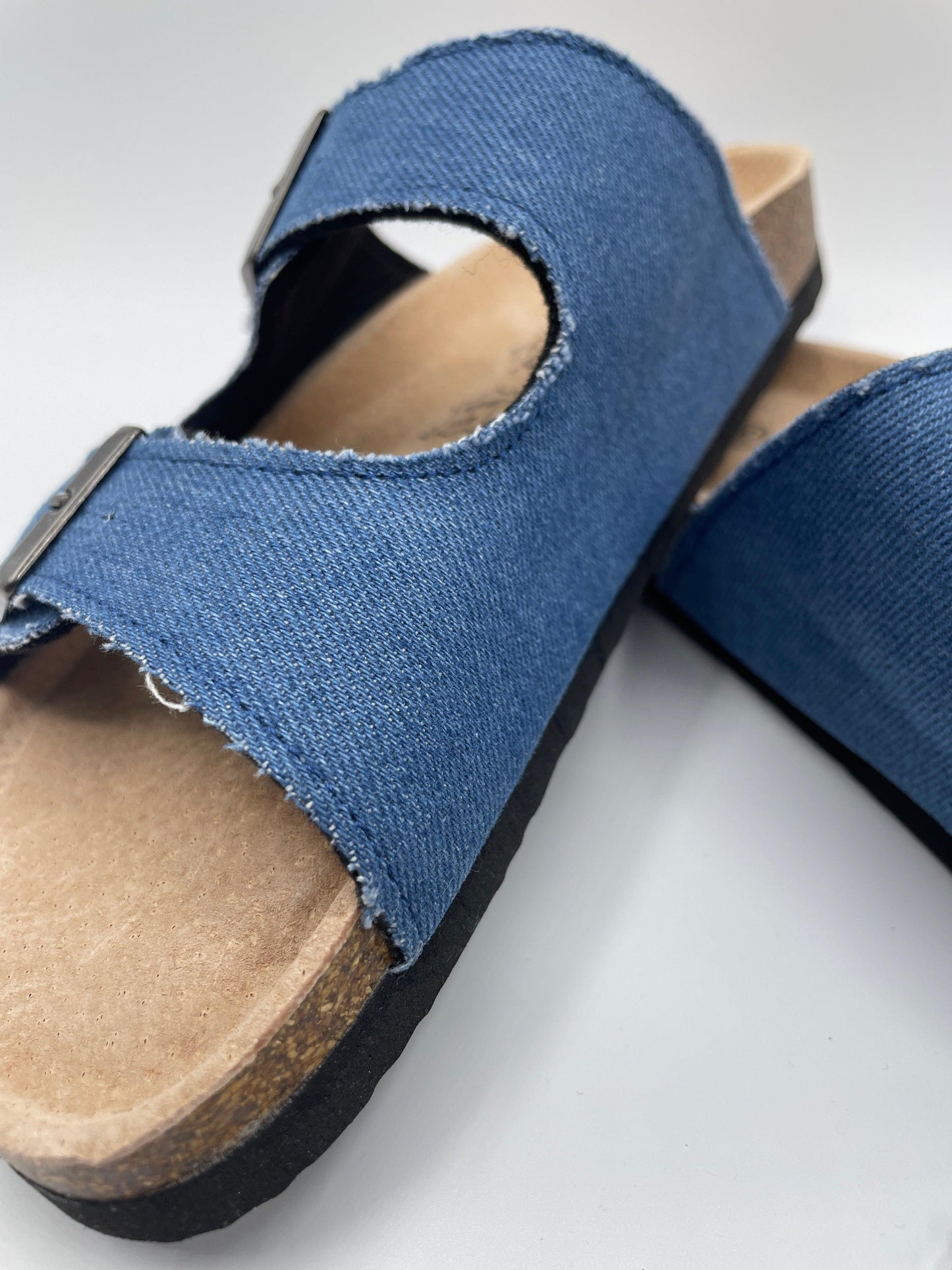 Chaussures sandales intérieur cuir denim de couleur bleue style Birkenstock