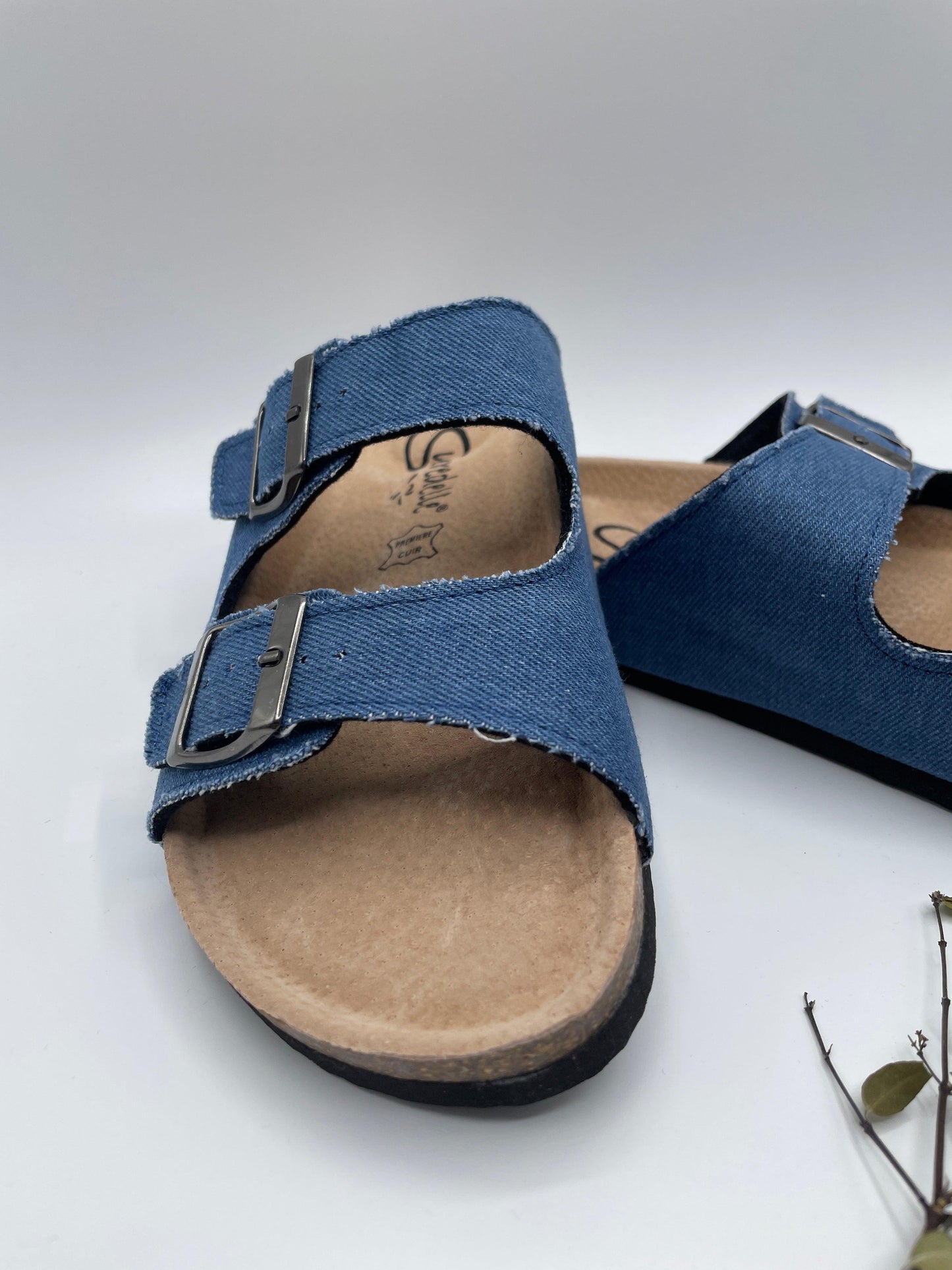 Chaussures sandales intérieur cuir denim de couleur bleue style Birkenstock