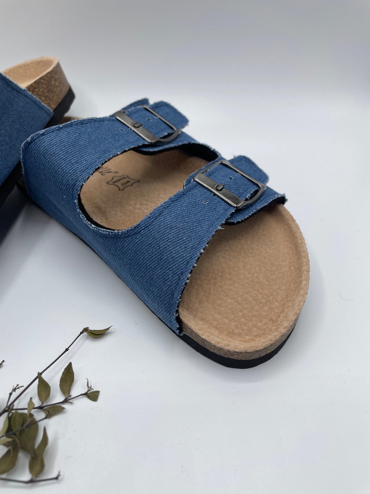 Chaussures sandales intérieur cuir denim de couleur bleue style Birkenstock