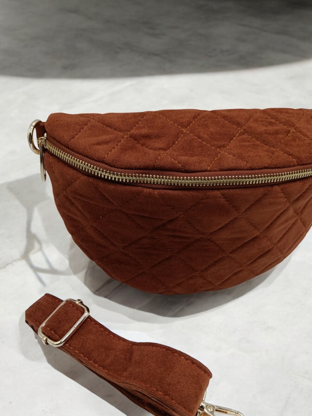 Sac banane velours motifs capitons camel terracotta