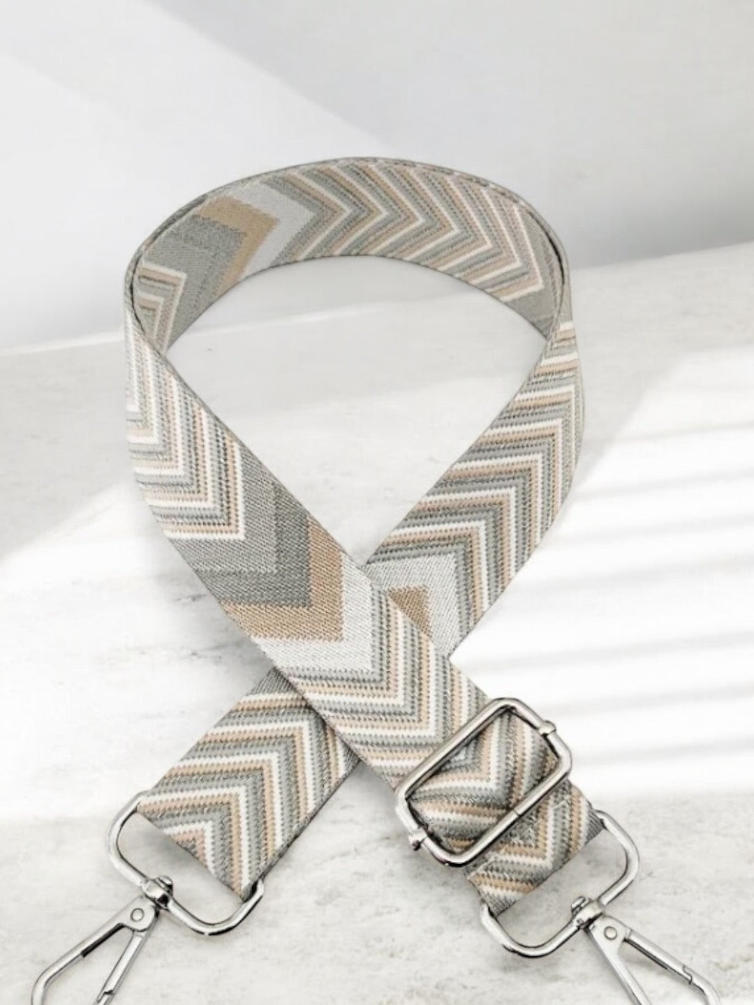 Bandoulière à motif chevron beige et gris