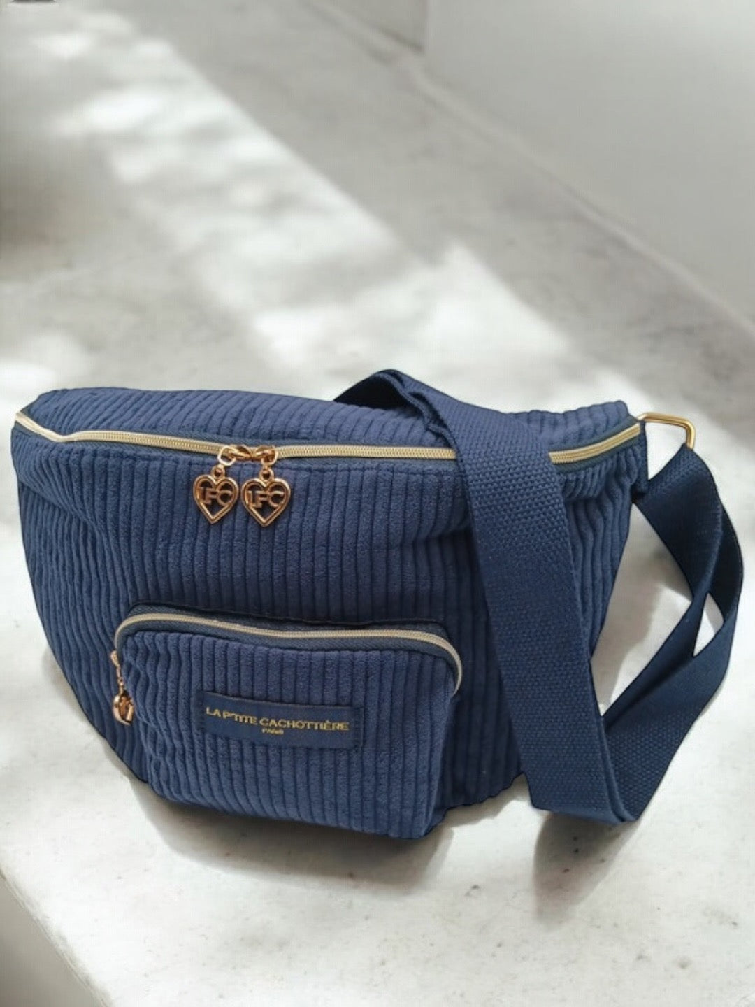 Sac banane 2 poches velours côtelé bleu marine « La Ptite cachottière »