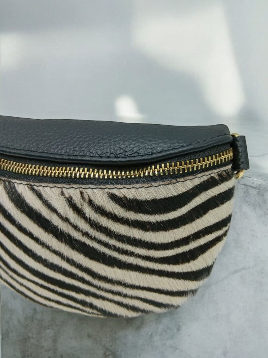 Sac banane cuir mat et motif zèbre blanc et noir