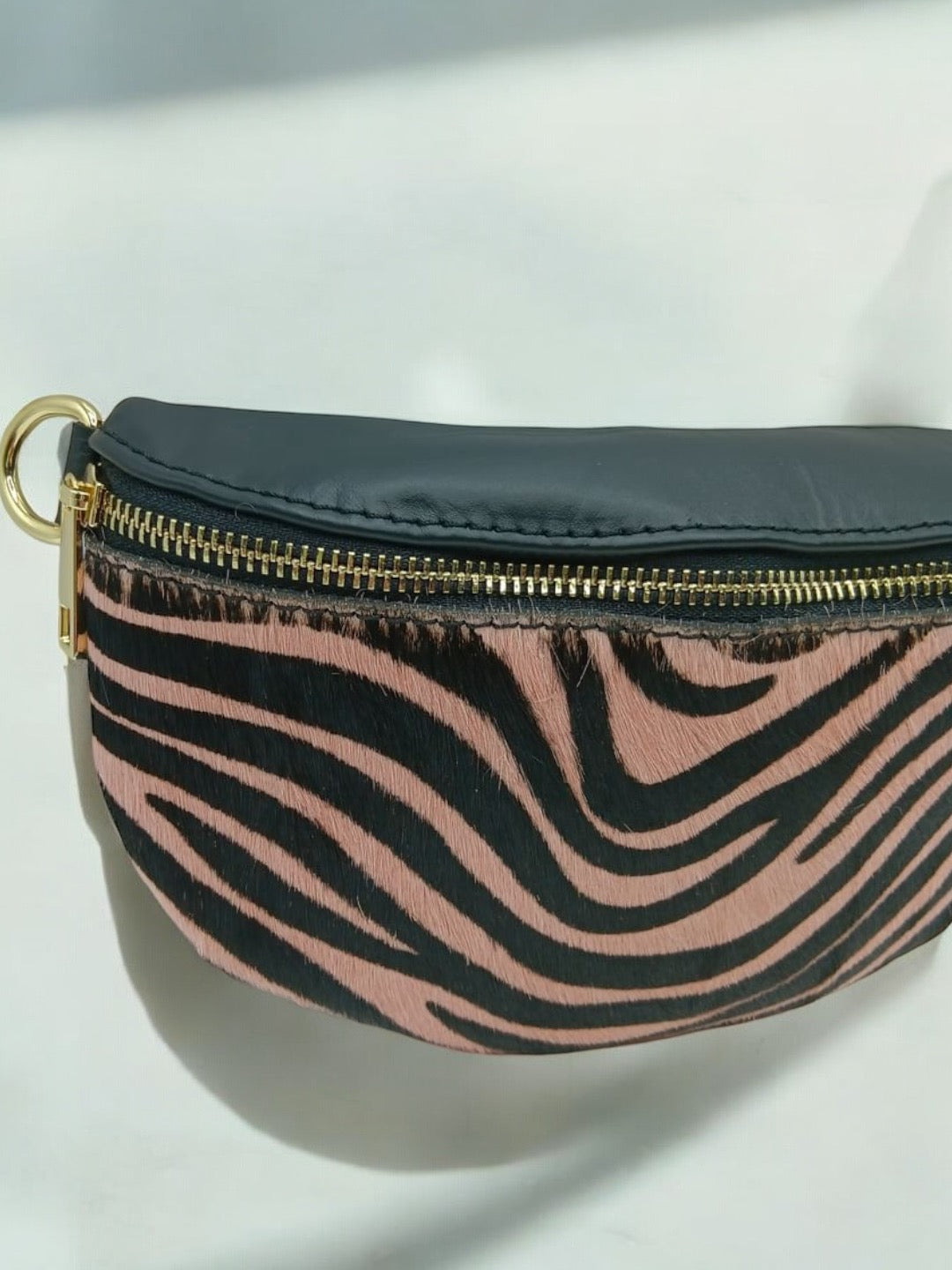 Sac banane cuir mat et motif zèbre rose et noir