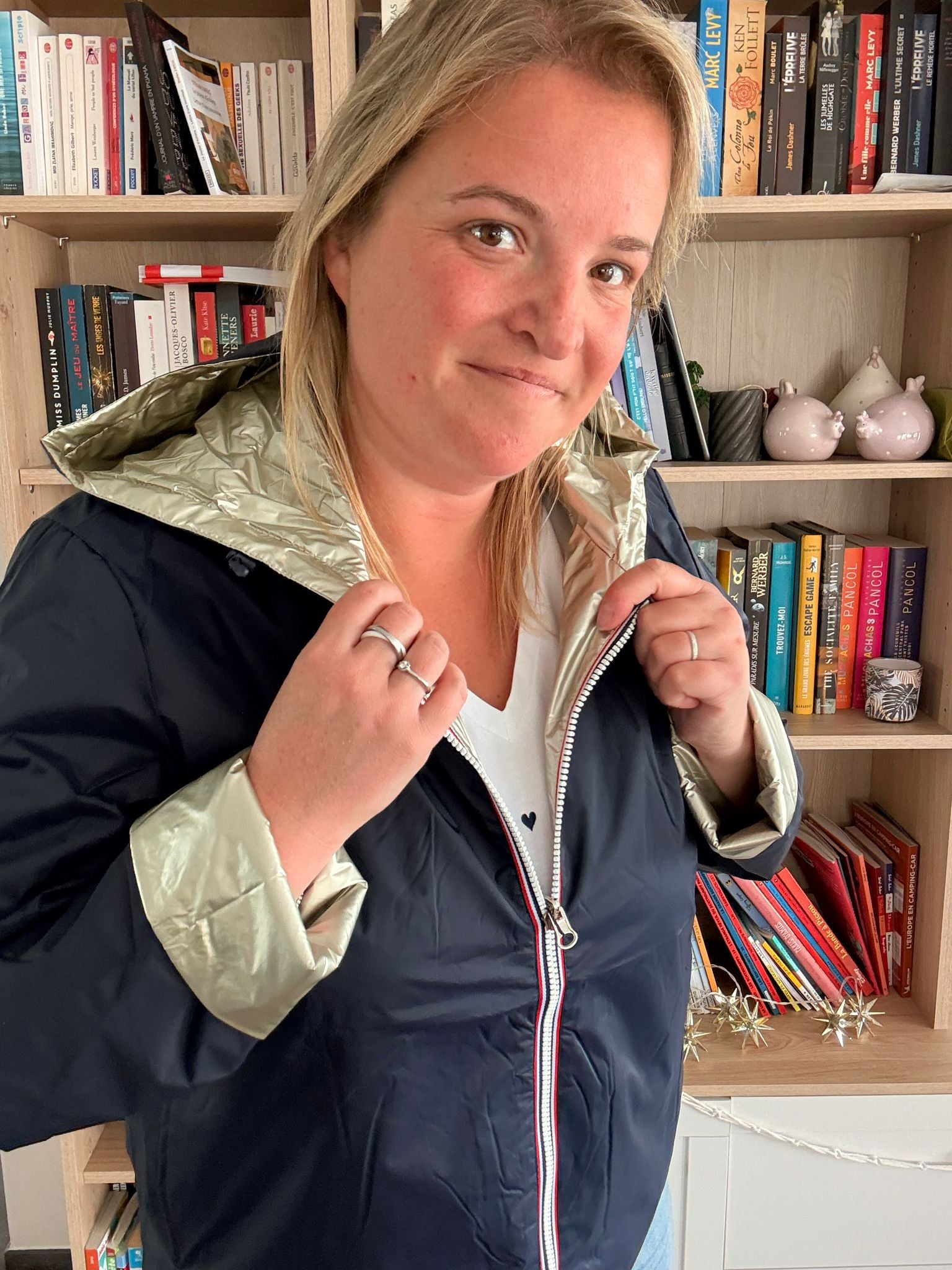 Imperméable réversible court bleu marine doré femme Laura Jo Mi Saison: femme portant un manteau réversible bleu marine avec doublure dorée, prêt à lerviewir.