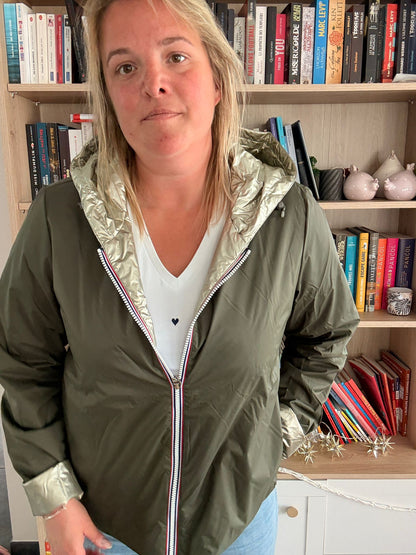 Imperméable réversible court kaki doré femme Laura Jo Mi-Saison porté par une femme dans une pièce avec bibliothèque.
