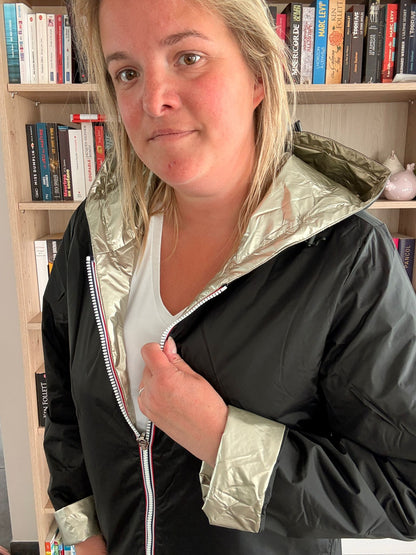 Imperméable réversible court noir doré femme Laura Jo Mi-Saison, vue portée par une femme en intérieur.