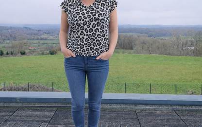 Jean skinny taille haute bleu moyen de la marque Le Petit Placard, montrant la coupe ajustée et la couleur denim.