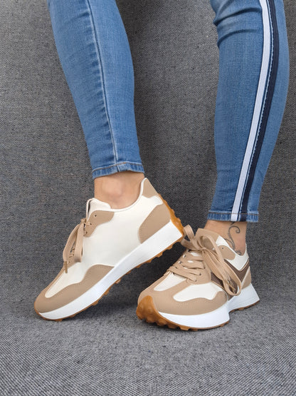 Chaussures baskets en tissu beige blanc et beige foncé style sneakers