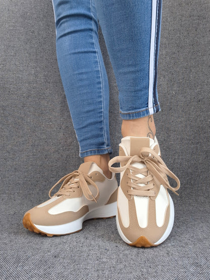Chaussures baskets en tissu beige blanc et beige foncé style sneakers