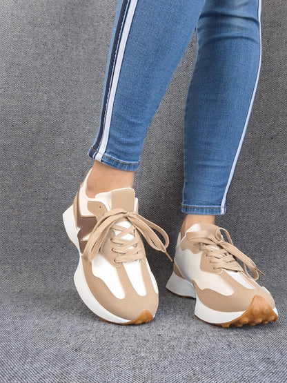 Chaussures baskets en tissu beige blanc et beige foncé style sneakers