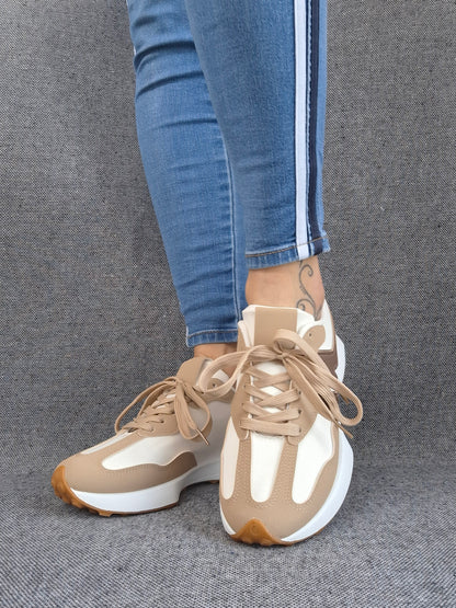 Chaussures baskets en tissu beige blanc et beige foncé style sneakers