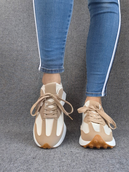 Chaussures baskets en tissu beige blanc et beige foncé style sneakers