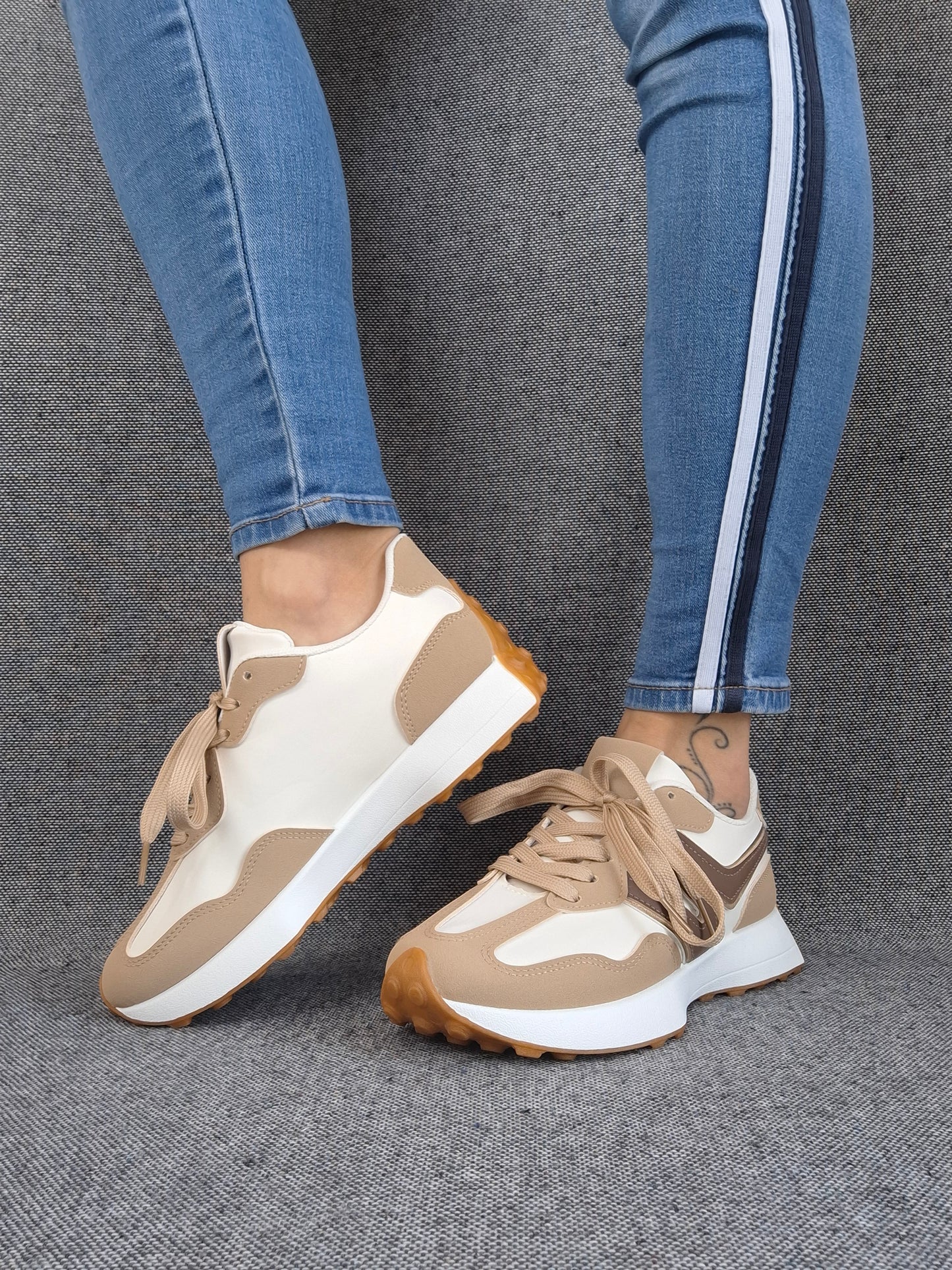 Chaussures baskets en tissu beige blanc et beige foncé style sneakers