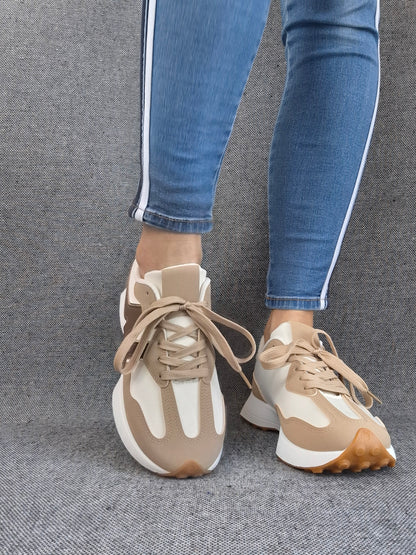 Chaussures baskets en tissu beige blanc et beige foncé style sneakers
