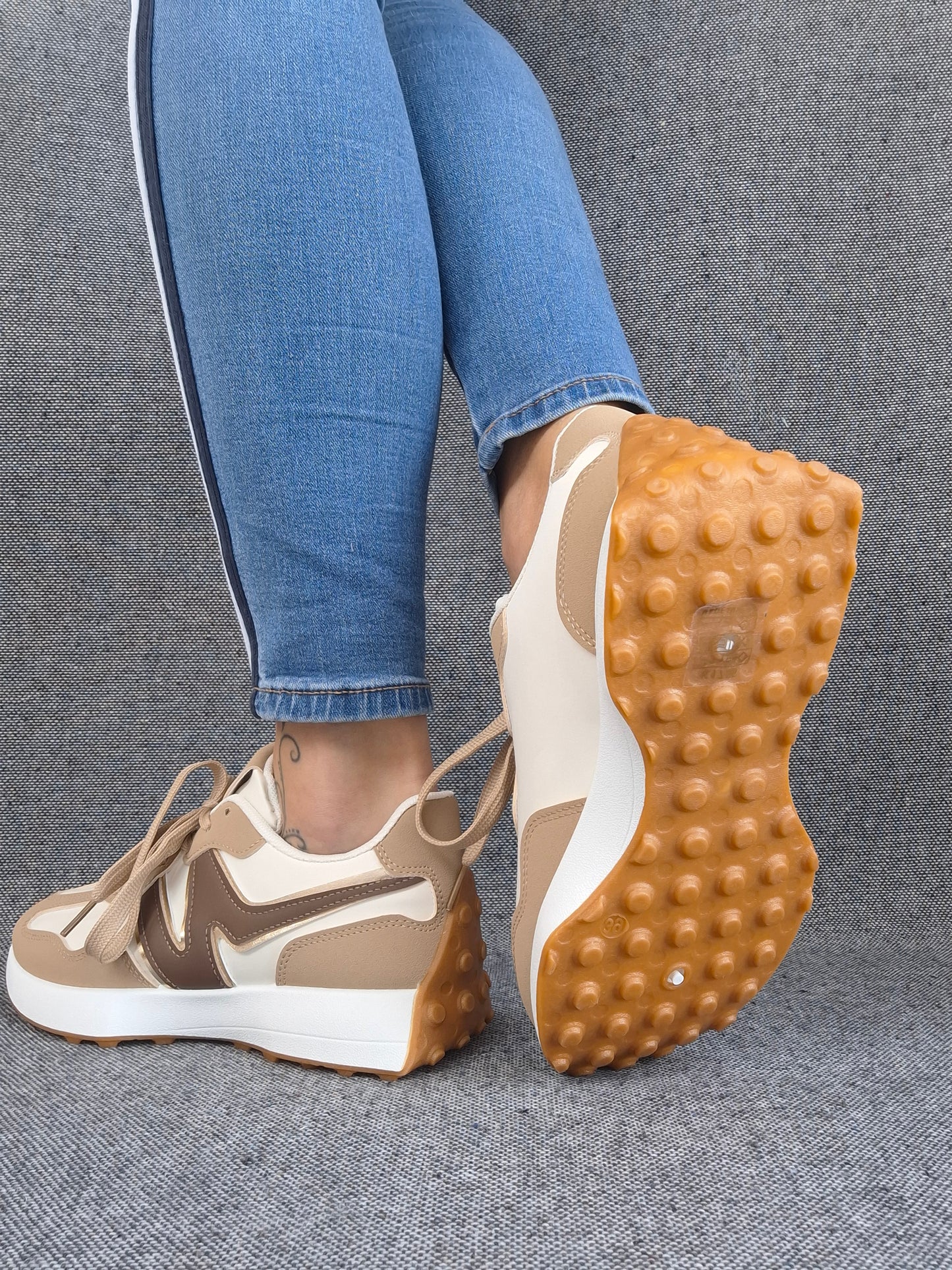 Chaussures baskets en tissu beige blanc et beige foncé style sneakers