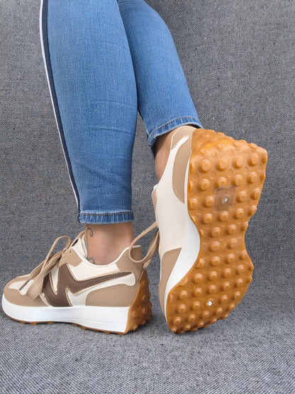 Chaussures baskets en tissu beige blanc et beige foncé style sneakers