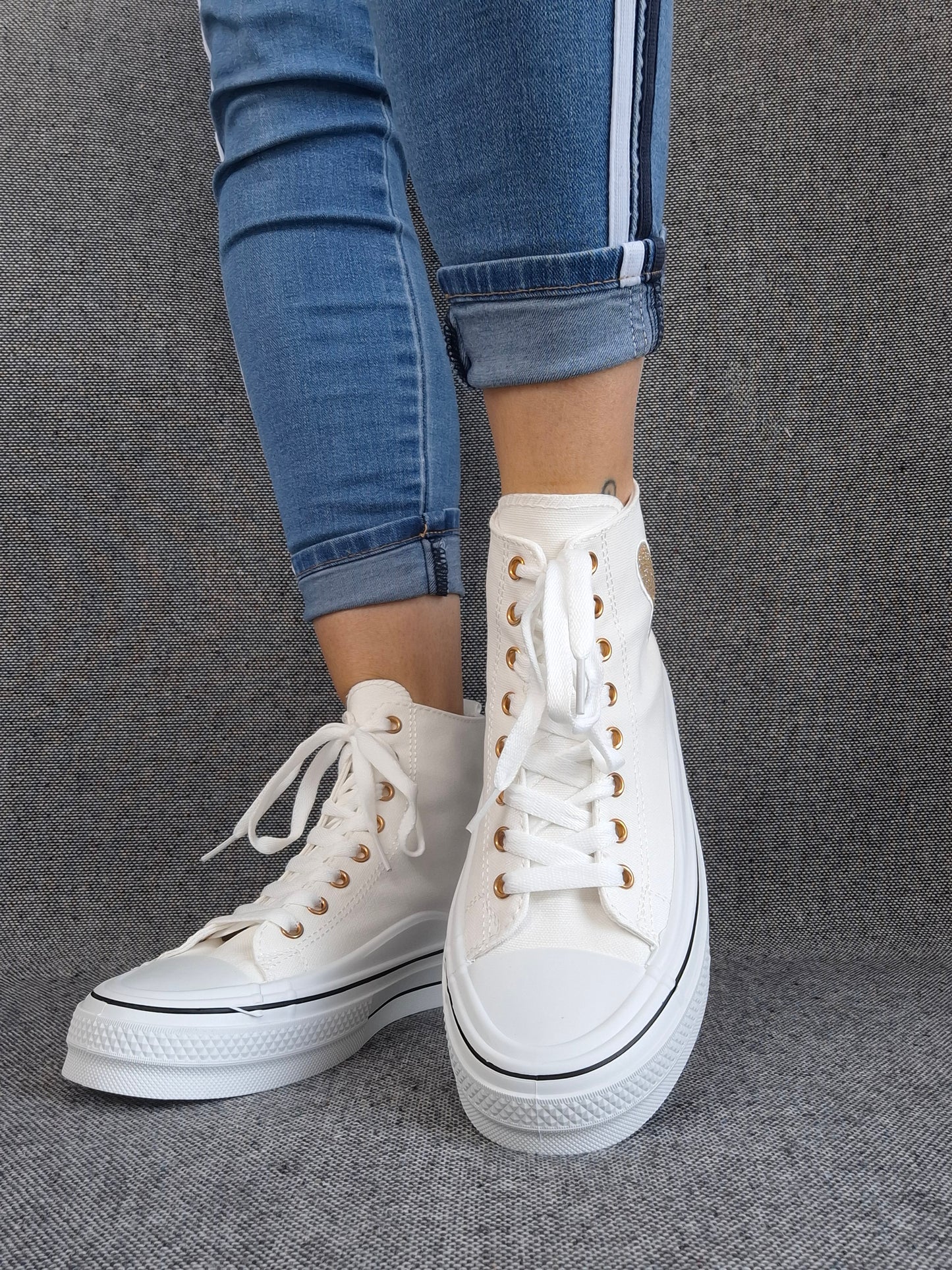 Chaussures baskets hautes blanche avec motif coeur doré style converse