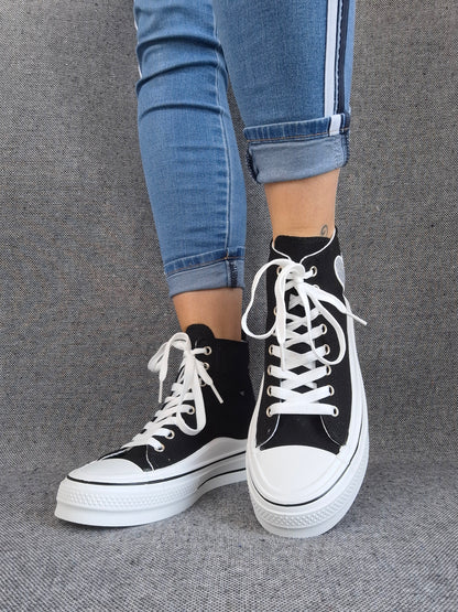 Chaussures baskets hautes noires et blanches avec motif cœur argenté style converse