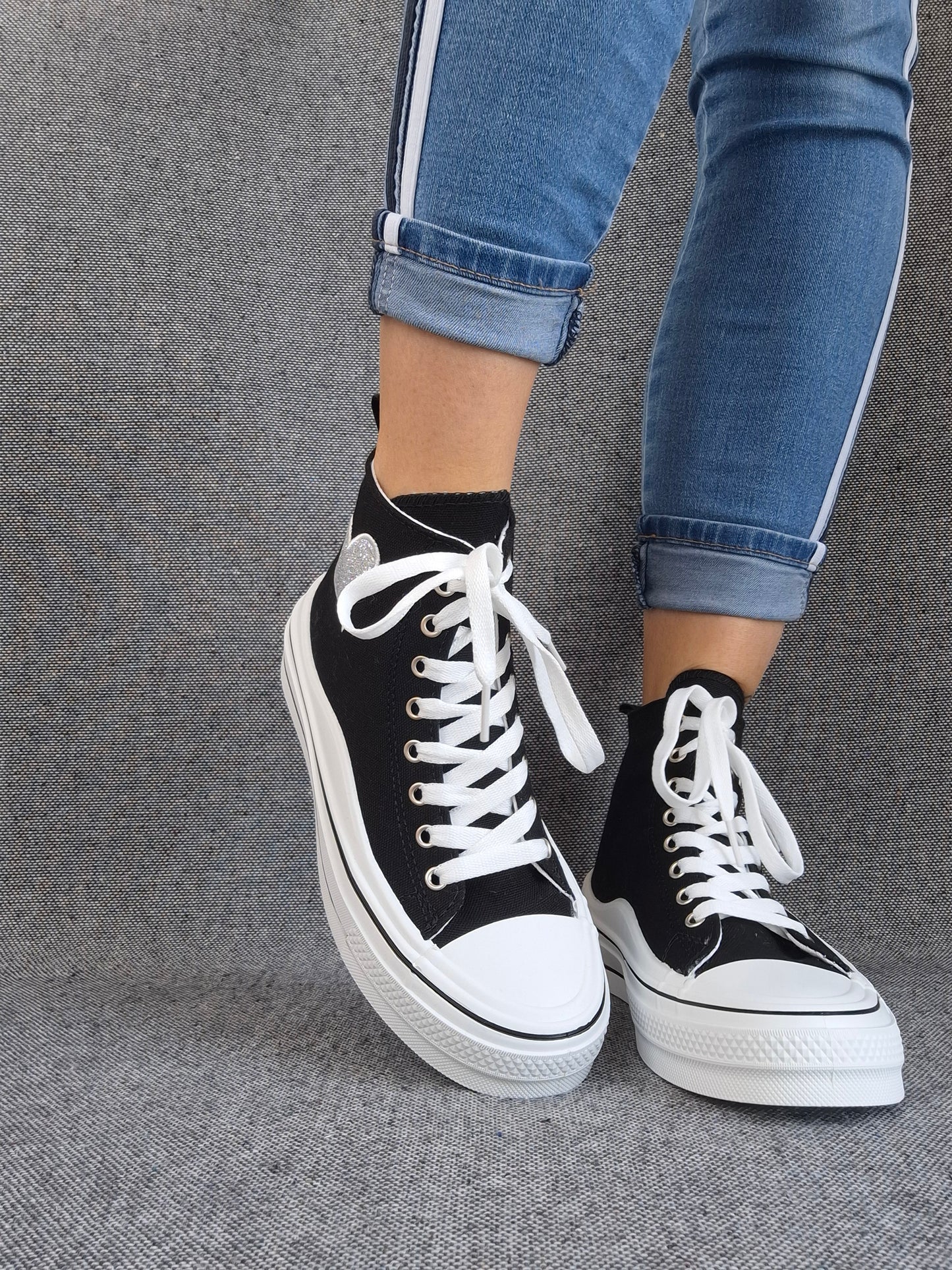 Chaussures baskets hautes noires et blanches avec motif cœur argenté style converse