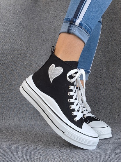 Chaussures baskets hautes noires et blanches avec motif cœur argenté style converse