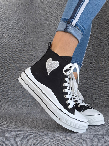 Chaussures baskets hautes noires et blanches avec motif cœur argenté style converse