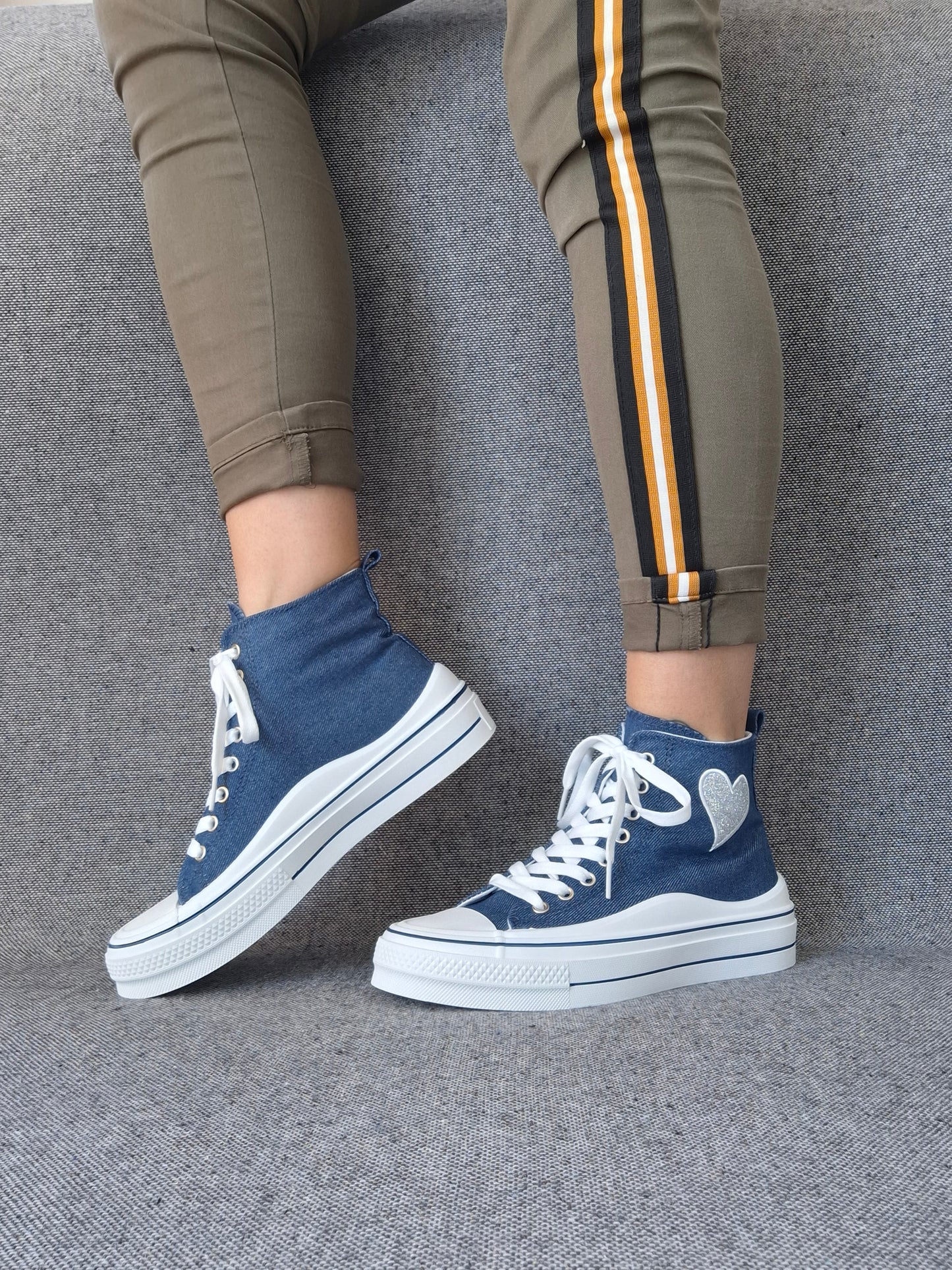 Chaussures baskets hautes bleu marine avec motif cœur argenté style converse