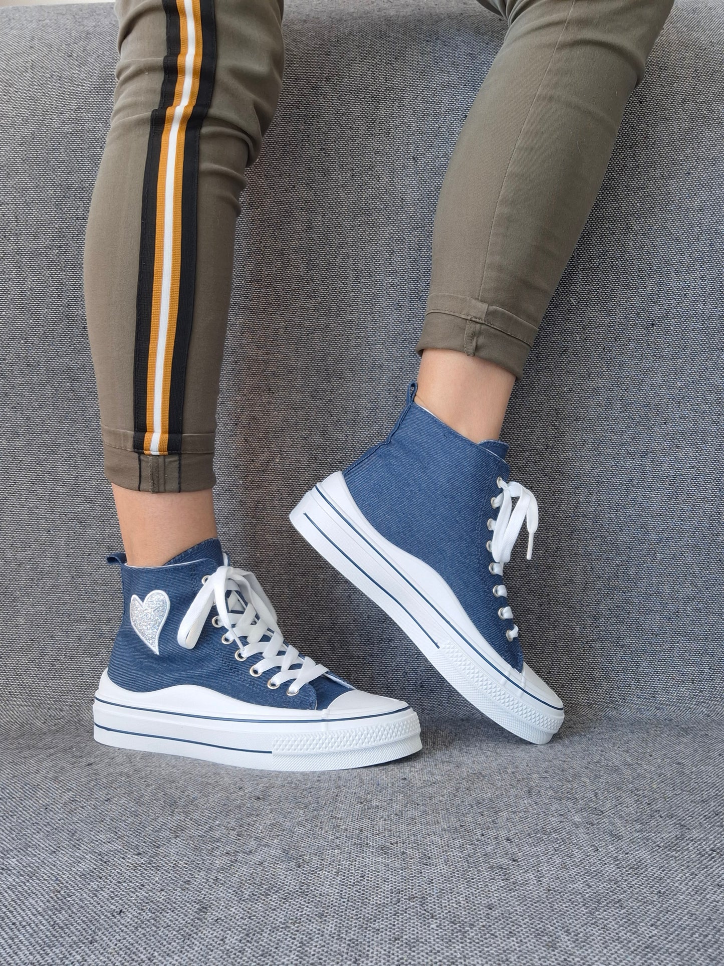 Chaussures baskets hautes bleu marine avec motif cœur argenté style converse