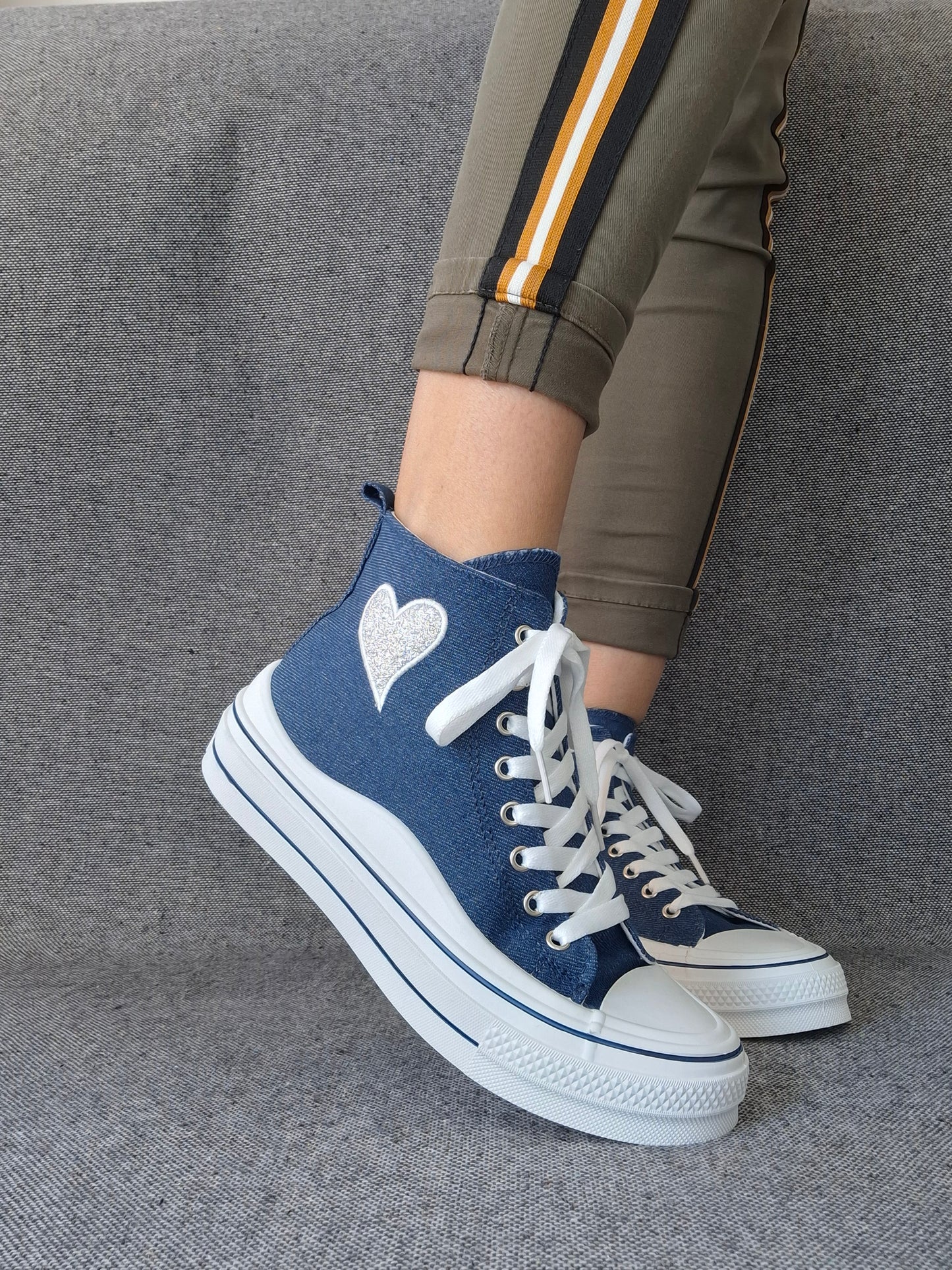 Chaussures baskets hautes bleu marine avec motif cœur argenté style converse