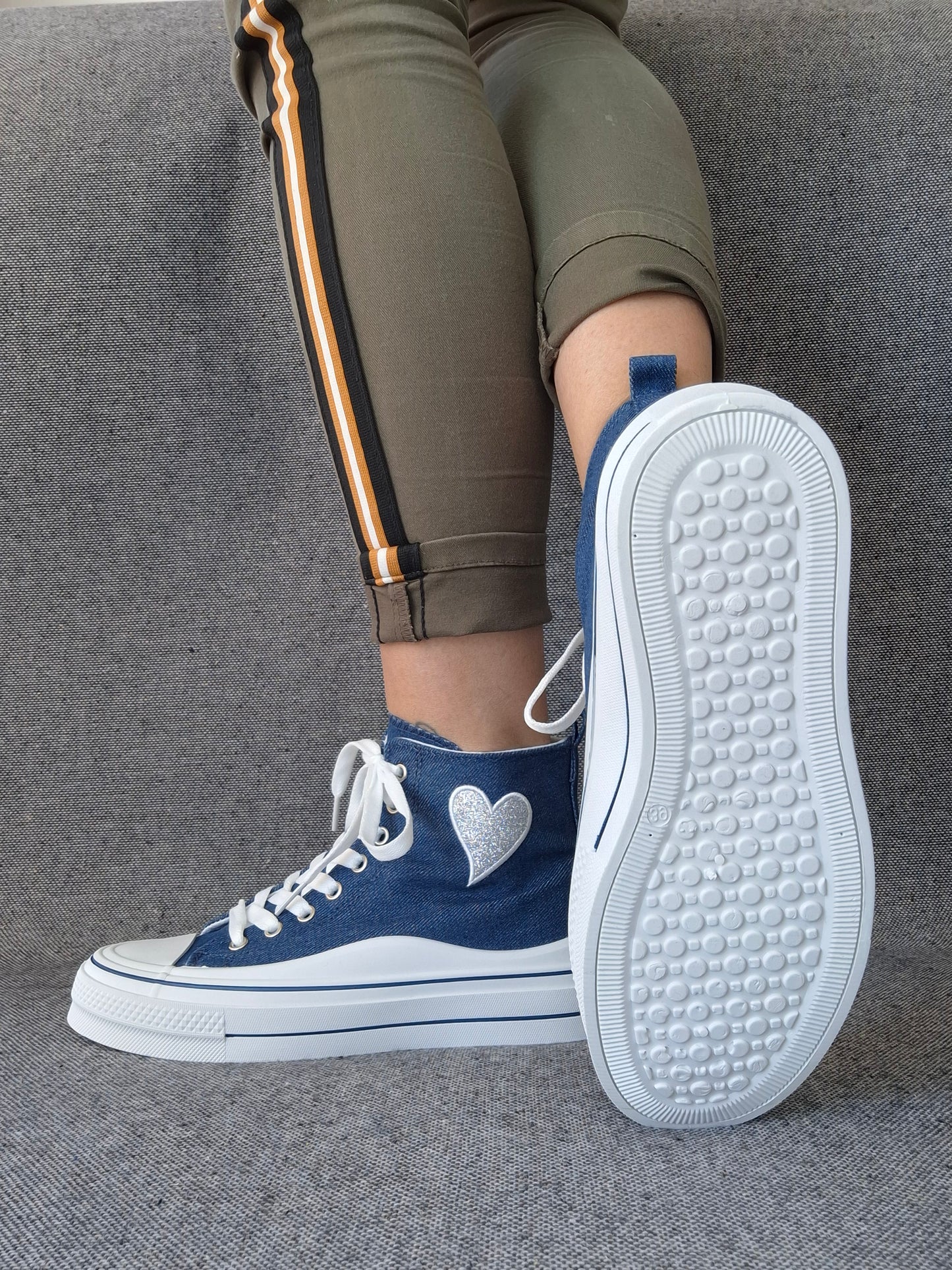 Chaussures baskets hautes bleu marine avec motif cœur argenté style converse
